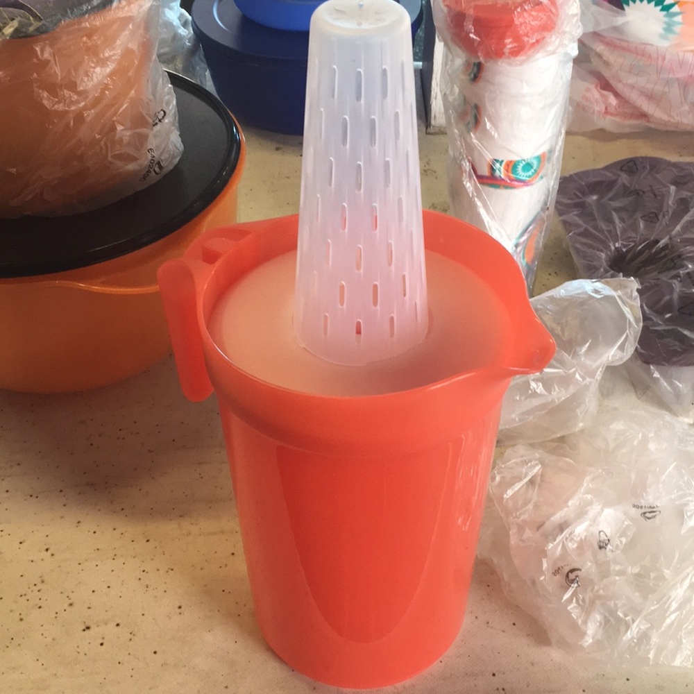 Tupperware pitcher - Picture 3 of 3